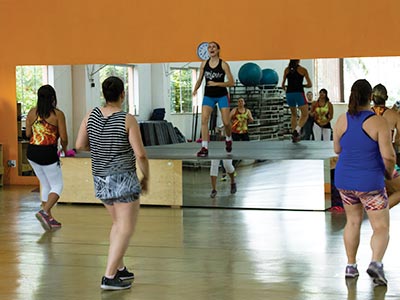 Aulas de Zumba Mulheres fazendo aula de zumba
