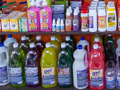 Produtos para a limpeza de canil e do quintal onde o cachorro costuma ficar Produtos de limpeza de canil