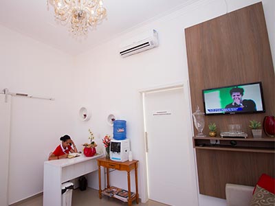 Recepção climatizada e com TV Recepção