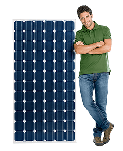 Soluções em instalação de painéis solares Homem apoiado em painel solar