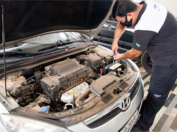 Serviços completos em auto elétrica Carro tendo a bateria analisada