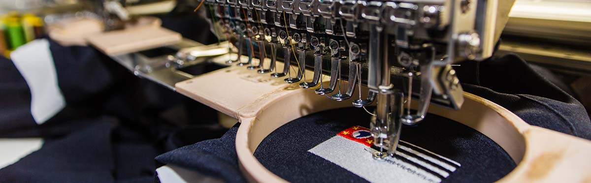 Produção profissional de uniformes Máquina bordando uniforme