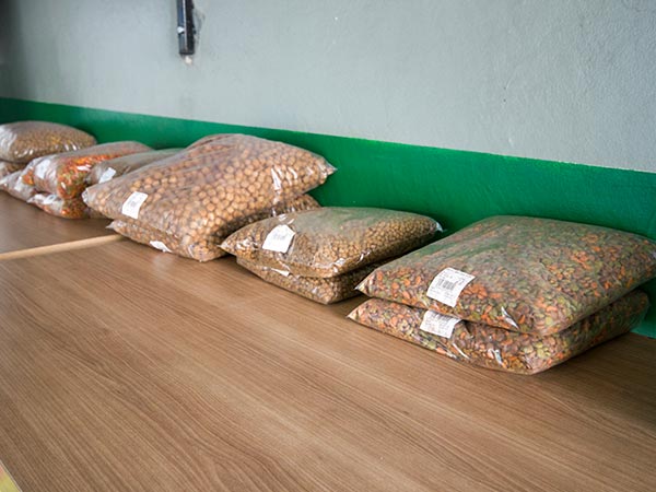 Rações e petiscos para cães e gatos Rações e petiscos para cães e gatos