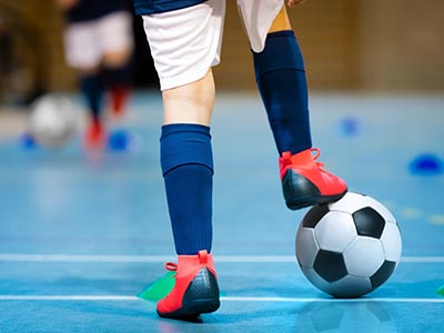 Aulas de Educação Física Alunos jogando futebol