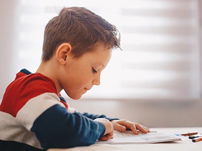 Aulas de recuperação e atividades extras Aluno fazendo aula de reforço escolar