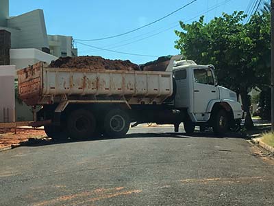 Locação de caminhão basculante trucado Caminhão basculante trucado para locação