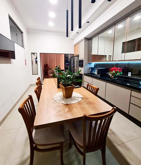 mesa, cadeiras e armários para cozinha