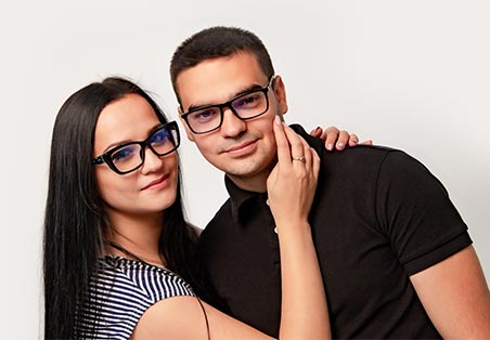 Casal usando óculos