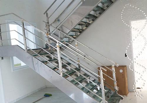 escada em inox e piso em vidro