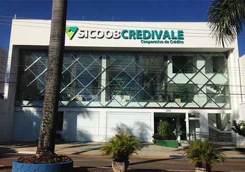 fachada em inox e corrimões para bancos