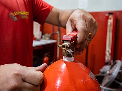 Manutenção e recarga de extintores Recarga de extintores