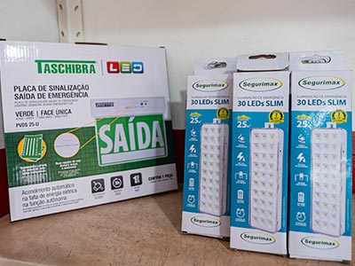 Luzes de emergência e placas de sinalização Luzes de emergência e placas de sinalização