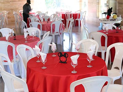 Mesas e cadeiras para buffets Locação de produtos para buffet