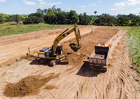 Serviço de terraplenagem sendo executado Serviço de terraplenagem sendo executado