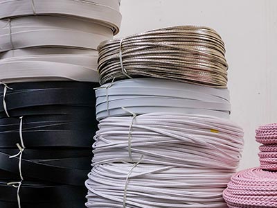 Tiras metalizadas para calçados