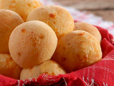 Pão de queijo tradicional e com manteiga Pão de queijo tradicional e com manteiga