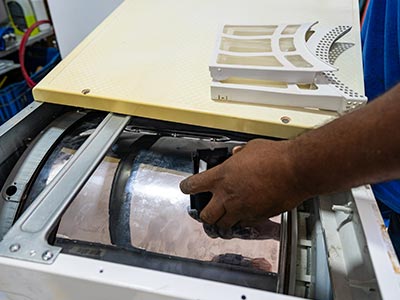 Manutenção em máquina de lavar roupas Manutenção em máquina de lavar roupas