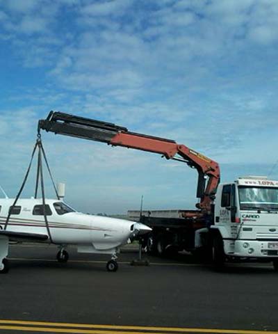 Caminhões novos equipados com guindaste articulado Caminhões novos equipados com guindaste articulado