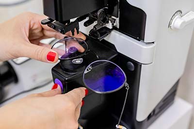 Máquina para fabricação de lentes para óculos Máquina para fabricação de lentes para óculos
