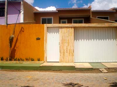 Casa com portão fechado