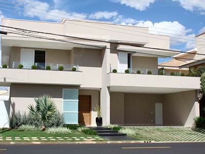 Casa grande com um andar superior