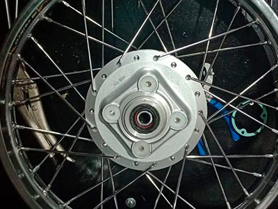 Manutenção da roda da moto roda para moto