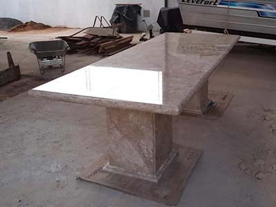 Mesa com tampo de mármore Mesa com tampo de mármore