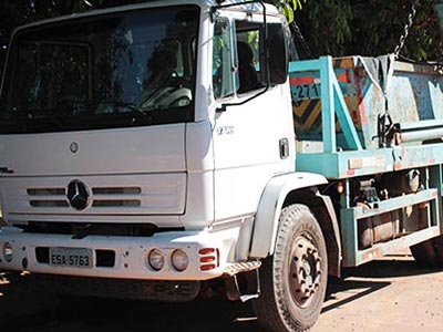aluguel da máquina com a caçamba