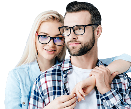 Óculos de diversos modelos e marcas Casal usando óculos