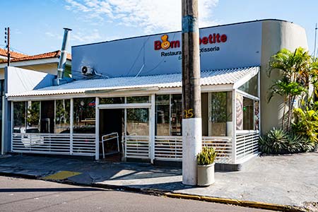 Ótima localização na Av. Ana Jacinta Restaurante e Rotisseria Bom Apetite