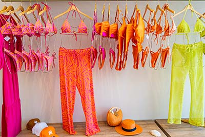 Saídas de praia e calças de praia de vários tamanhos e modelos Saídas de praia e calças de praia de vários tamanhos e modelos