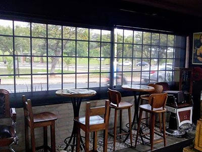 Cortinas rolô screen fator 5% na cor preta Cortinas rolô screen fator 5% na cor preta