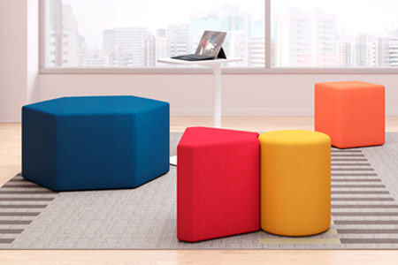 Puffs de diversos tamanhos e cores Puffs