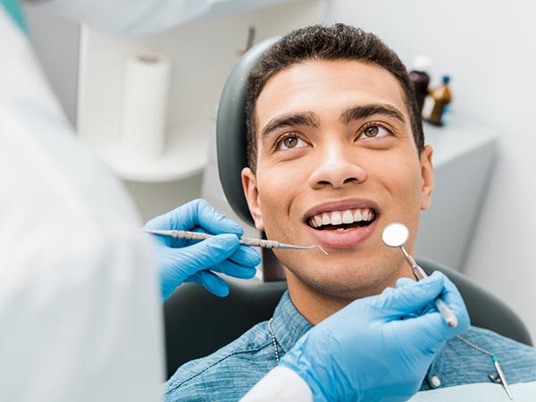 Clareamento, uso de resinas, facetas e restaurações estéticas dos dentes Dentística