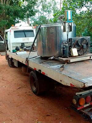 Caminhão para transporte de equipamentos Caminhão para transporte de equipamentos