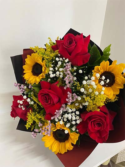 Buquê de girassóis e rosas vermelhas buquê de girassóis e rosas vermelhas