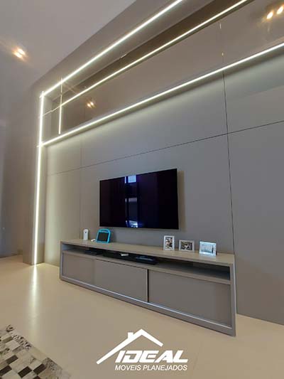 Painel de TV com pórtico, perfil em LED e espelho cobre painel para televisão