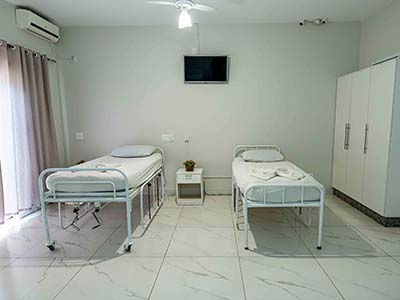 Dormitórios com banheiro, tv, ar condicionado, ventilador, campainha, luz de vigília e luz de emergência Dormitórios com banheiro, tv, ar condicionado, ventilador, campainha, luz de vigília e luz de emergência