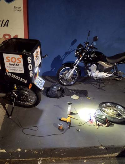 socorro para moto com pneu furado a noite socorro para moto com pneu furado a noite