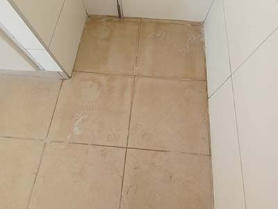 piso antes da limpeza