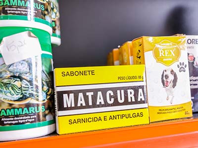 Bebedouros com dosadores sabonete matacura e sarnicidas