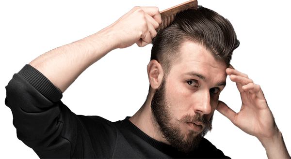 Aplicação e manutenção de prótese capilar Homen penteando o cabelo