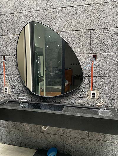 Espelho orgânico com moldura em ferro preta espelho orgânico com moldura em ferro preta
