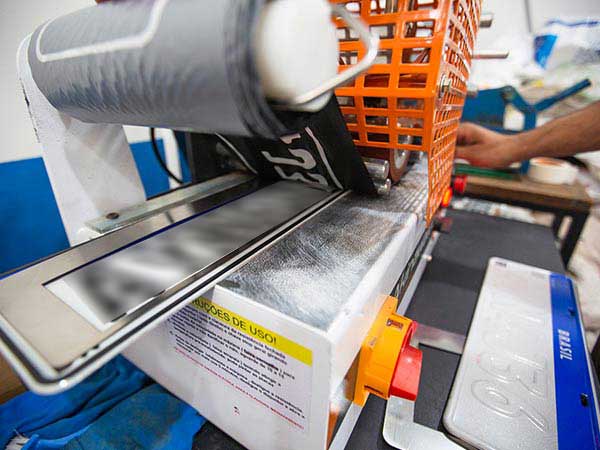 Confecção de placas para carros, caminhões e reboques Confecção de placas no padrão Mercosul