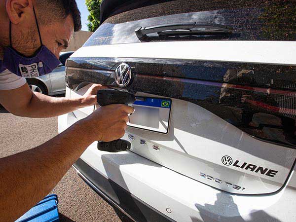 Instalação de placas Mercosul, inclusive na comodidade da sua casa se preferir Instalação de placas Mercosul