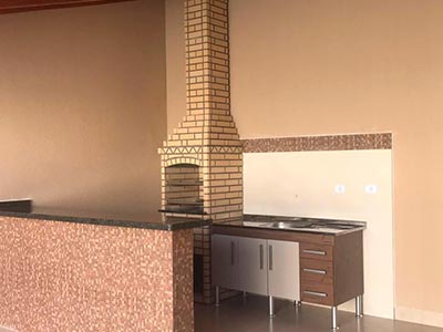 Área com churrasqueira na área externa de uma residência Área com churrasqueira na área externa de uma residência