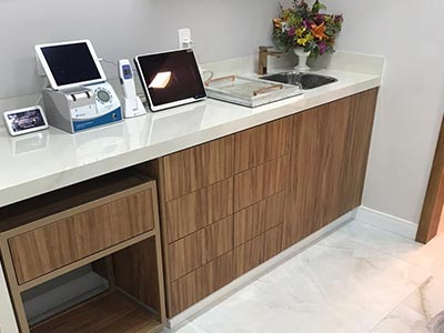 Opções de bancadas e pisos em porcelanatos, para consultórios médicos Móveis personalizados para um consultório