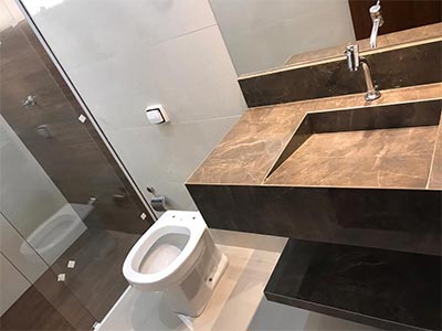 Banheiro com peças em porcelanato Banheiro com peças em porcelanato