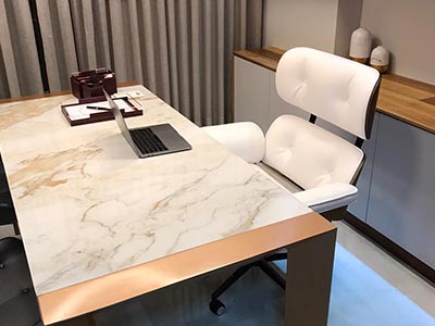 Consultório médico com peças em porcelanato Consultório médico com peças em porcelanato