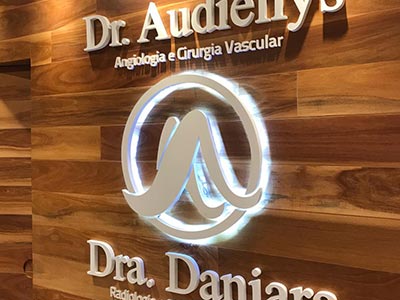 Revestimento interno em uma clínica médica Revestimento interno em uma clínica médica